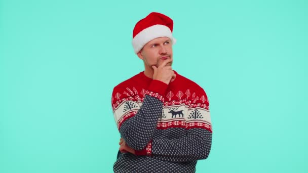 빨간 크리스마스 스웨터를 입고 흥분 한 남성 이 제스처를 올리는 것은 창의적 인 계획을 생각해냈습니다. — 비디오