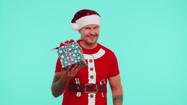 Homem de t-shirt de Natal vermelho mostrando caixa de presente e 20% de desconto inscrições banner nota de texto — Vídeo de Stock