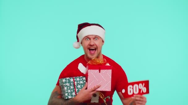 Uomo in t-shirt di Natale che mostra scatole regalo e 60 per cento di sconto iscrizioni banner nota di testo — Video Stock