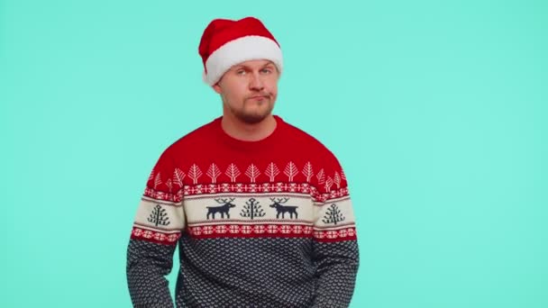 Homem confuso em camisola de Natal sentindo vergonha sobre a pergunta ambígua ter dúvidas nenhuma ideia — Vídeo de Stock