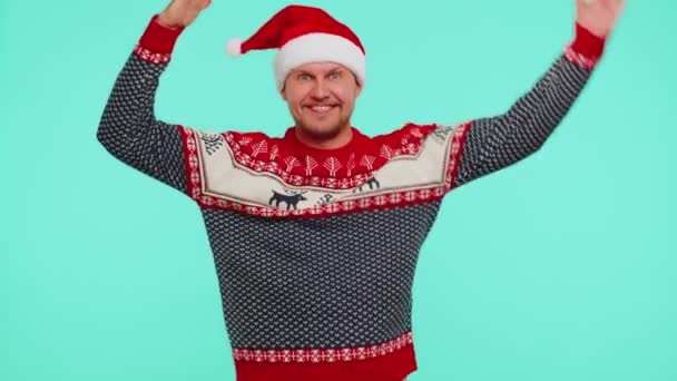 头戴毛衣的圣诞老人戴着圣诞礼帽，在社交媒体上跳着时髦的舞，嬉闹着玩乐 — 图库视频影像