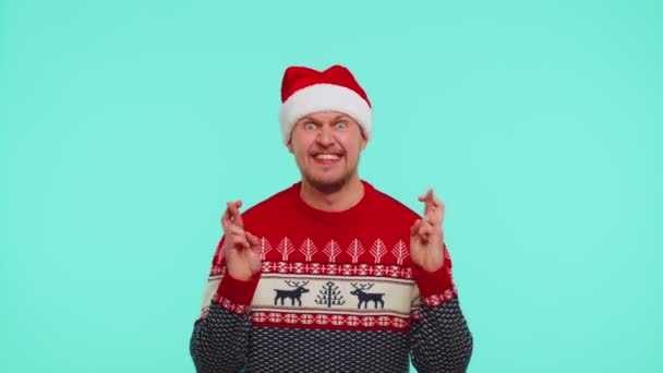 Hombre en jersey de Navidad deseo de buena suerte se regocija por recibir la celebración de la caja de regalo largamente esperada — Vídeos de Stock