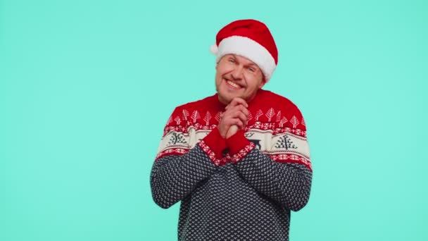 Homme souriant en pull de Noël fait geste de coeur démontre signe d'amour exprime de bons sentiments — Video