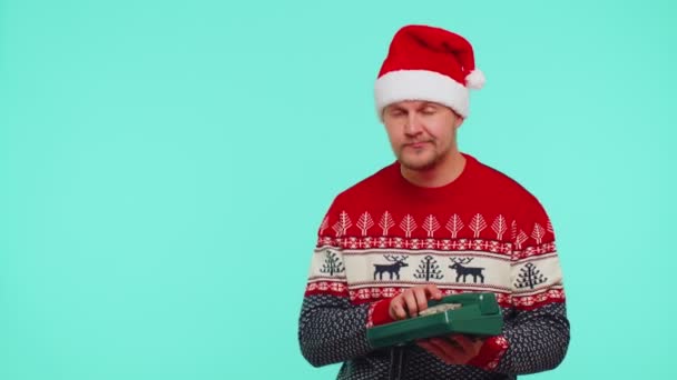 Zabawny facet w świątecznym swetrze, mówiący przez telefon z lat 80-tych, mówi hej, oddzwoń do mnie. — Wideo stockowe