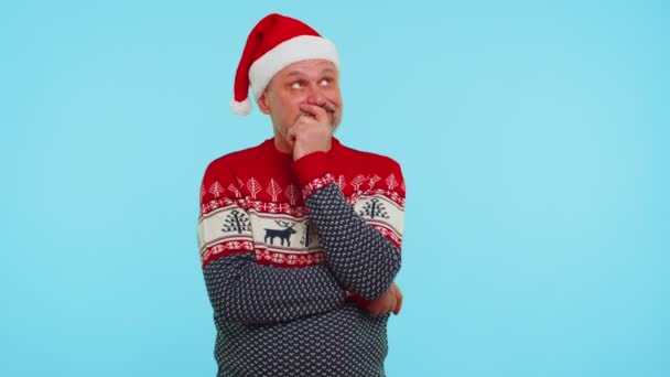 Aufgeregter Mann im Weihnachtspulli macht Geste hebt Finger kam auf kreativen Plan gute Idee — Stockvideo