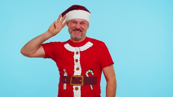 Countdown zur Weihnachtsfeier, Mann zählt in umgekehrter Reihenfolge von fünf zu eins, tanzt — Stockvideo