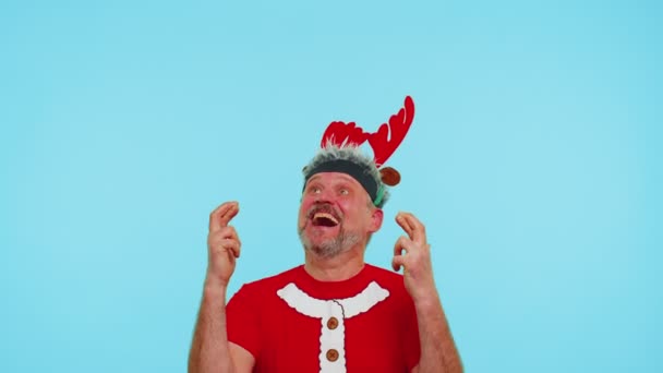 Cheerful man in t-shirt Santa Christmas hat getting present gift box, expressing amazement happiness — Stock Video