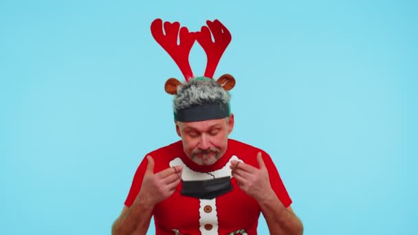 Homme en t-shirt rouge de Noël portant un masque facial ppe à l'abri du coronavirus en quarantaine verrouillée — Video