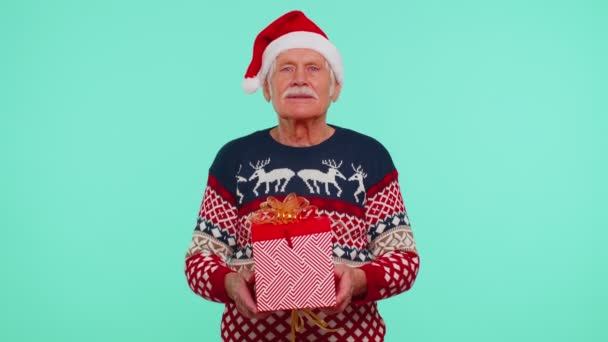 Senior nagypapa újévi pulóver és kalap bemutató karácsonyi ajándék doboz, bevásárlás eladó nyaralás — Stock videók