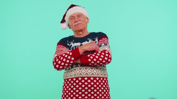 Aîné sénior charmant grand-père homme porte rouge Nouvel An pull et chapeau souriant, en regardant la caméra — Video