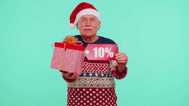 Avô em camisola de Natal mostrando caixa de presente e 10% de desconto inscrições banner texto — Vídeo de Stock