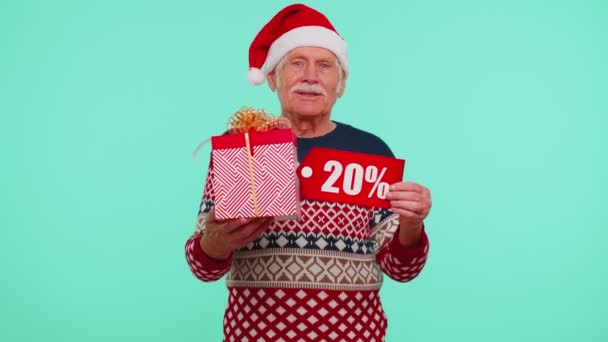 Grootvader in Kerstmis trui met geschenkdoos en 20 Procent korting inscripties banner tekst — Stockvideo