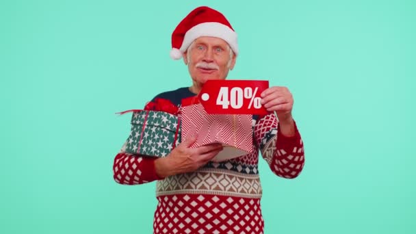 Nonno in maglione di Natale che mostra scatola regalo e 40 Per cento di sconto iscrizioni banner testo — Video Stock