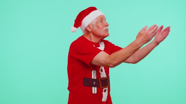 Senior Navidad abuelo enviando un montón de besos de aire mirando a la cámara sonriendo, extrañándote, amor — Vídeos de Stock