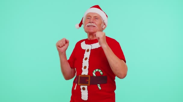 Senior Christmas old grandfather man listening music via earphones, dancing fun disco fooling around — Stock Video