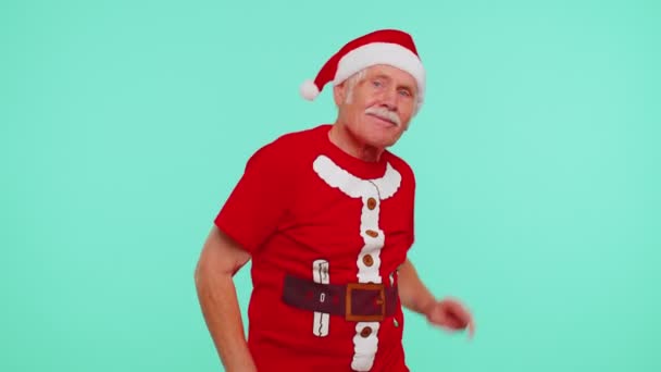 Пожилой рождественский дед танцует модный танец для социальных сетей, развлекаясь. — стоковое видео