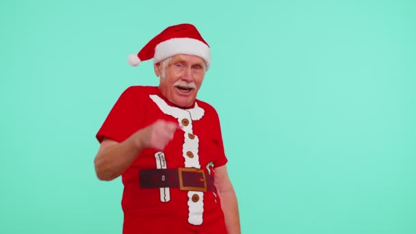 Senior Χριστούγεννα παππούς άνθρωπος χαμογελά ενθουσιασμένα, δείχνοντας στην κάμερα, ομορφιά επιλέγοντας τυχερός νικητής — Αρχείο Βίντεο