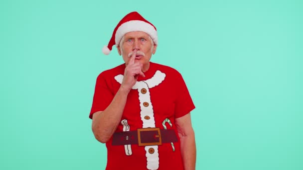 Senior oude man in kerst t-shirt drukt index vinger tot lippen maakt stilte gebaar teken, geheim — Stockvideo