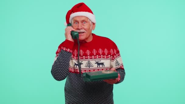 Senior Christmas Opa Mann im Gespräch mit kabelgebundenen Oldtimer-Telefon der 80er Jahre, sagen Sie hey Sie rufen mich zurück — Stockvideo