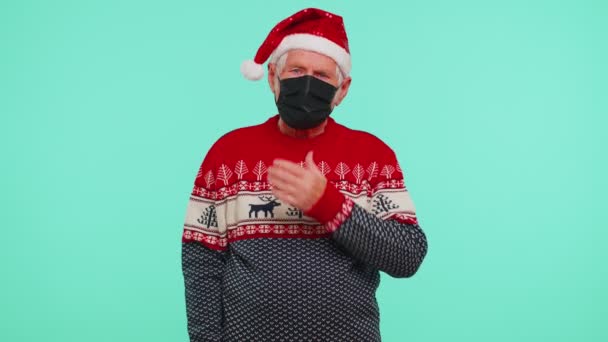 Abuelo de Navidad mayor con máscara facial ppe a salvo de coronavirus en cuarentena de bloqueo — Vídeos de Stock