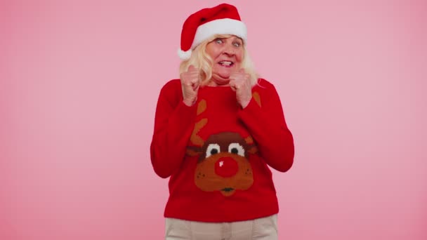 Avó mulher em suéter Natal Papai Noel gritando, celebrando o sucesso, ganhando, atingindo objetivo — Vídeo de Stock