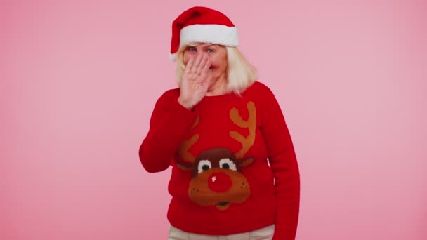 Abuela mujer en suéter de Navidad con venados olas palma de la mano en gesto de hola da la bienvenida a alguien — Vídeo de stock