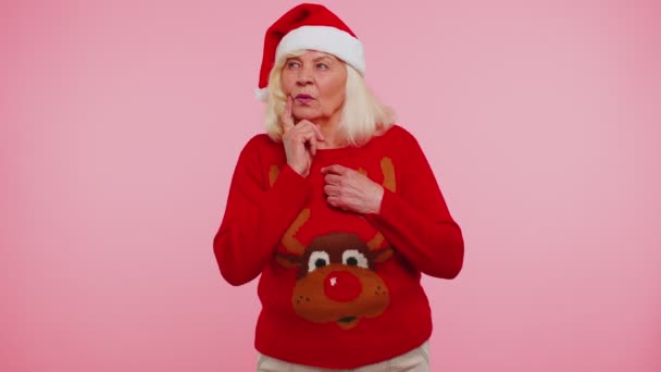 Großmutter im Weihnachtspulli macht Geste hebt Finger kam mit kreativem Plan gute Idee — Stockvideo