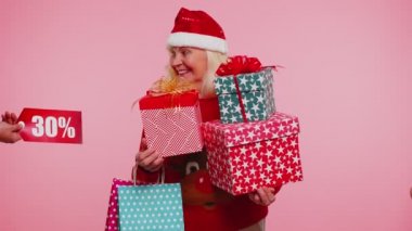 Hediye kutularında kıdemli büyükanne ve Noel indirimleri, yazıtlar, afişler.
