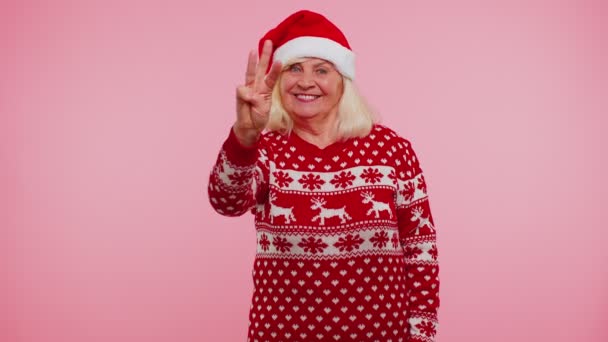 Aftellen tot kerstfeest, grootmoeder telt in omgekeerde volgorde van vijf naar één, dansend — Stockvideo