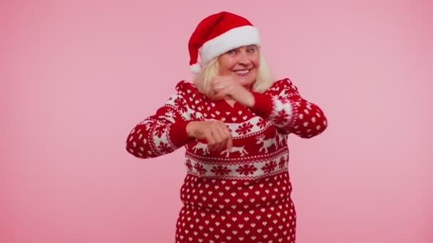 Reife Weihnachts-Großmutter tanzt trendigen Tanz für Social-Media-Narren um Spaß zu haben — Stockvideo