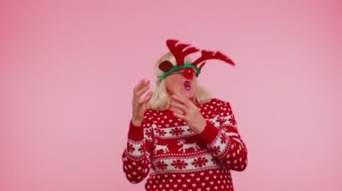Geyik boynuzları takan, müzik dinleyen, dans eden disko yapan, aylak aylak dolaşan son sınıf Noel büyükanne kadın.
