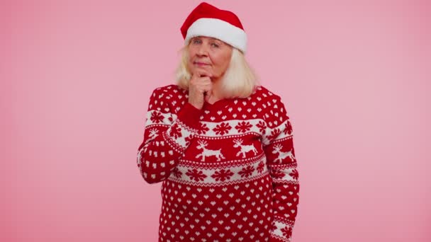 크리스마스 스웨터를 입은 할머니가 제스처 워크 업 손가락을 올리면서 창의적 인 계획을 생각해냈습니다. — 비디오