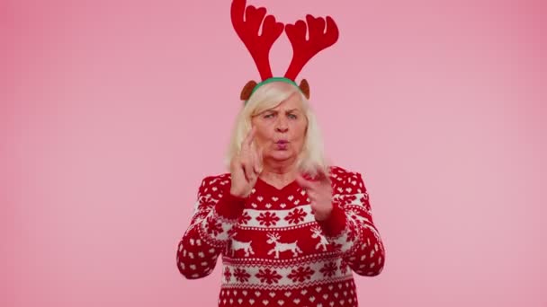 Descontenta anciana de Navidad anciana haciendo gestos de manos con disgusto, culpando a regañar por el fracaso — Vídeos de Stock