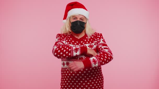 Abuela de Navidad mayor con máscara facial ppe a salvo de coronavirus en cuarentena de bloqueo — Vídeo de stock