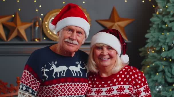 Mosolygó házas idős pár nagyszülők férfi nő a nappaliban ünnepli a karácsonyt együtt — Stock videók