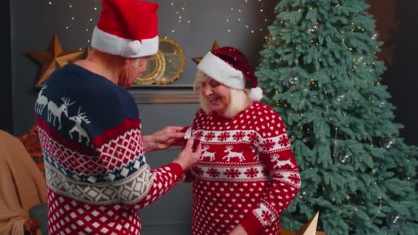 Amante abuelo regalando joyero regalo de Navidad con anillo de oro a la abuela sorprendida — Vídeo de stock