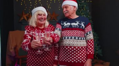 Mutlu son sınıf aile çifti Noel 'i evde kutluyor, kadeh tokuşturuyor ve şampanya içiyor.