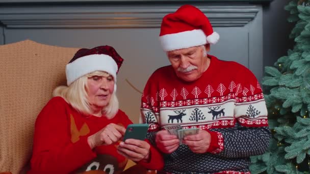 Feliz familia mayor en el teléfono móvil comprar regalos de Navidad haciendo compras en línea ecommerce — Vídeos de Stock