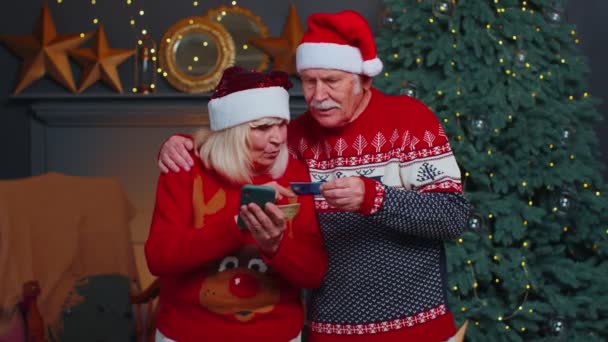 Starsza babcia rodziny za pomocą karty kredytowej i smartfona zakupy prezenty świąteczne — Wideo stockowe