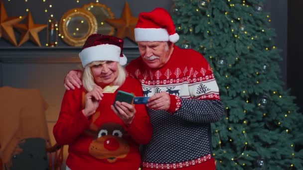 Anziani nonna di famiglia utilizzando carta di credito e smartphone shopping regali di Natale — Video Stock