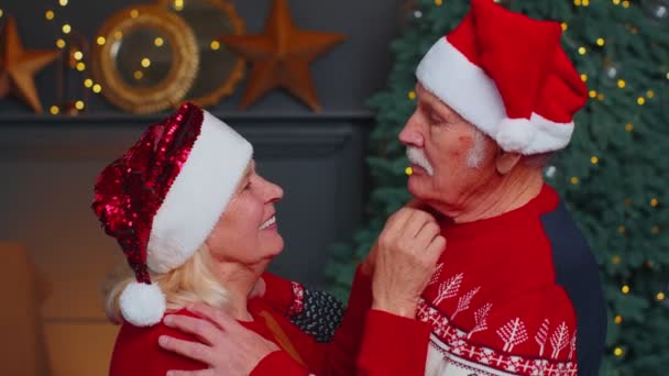 Feliz viejo familia pareja abuela abrazo y besos en Navidad casa habitación — Vídeo de stock