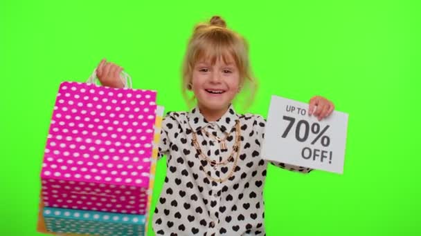 Kid barn flicka visar shoppingväskor och upp till 70 Procent Off inskriptioner banner text, Black Friday — Stockvideo