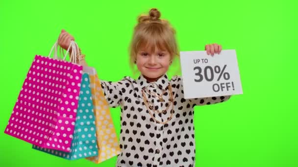 Niño niña mostrando bolsas de compras y hasta 30 por ciento de descuento inscripciones pancarta de texto, Viernes Negro — Vídeos de Stock