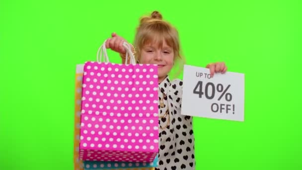 Enfant fille montrant des sacs à provisions et jusqu'à 40 pour cent Off inscriptions texte bannière, Black Friday — Video