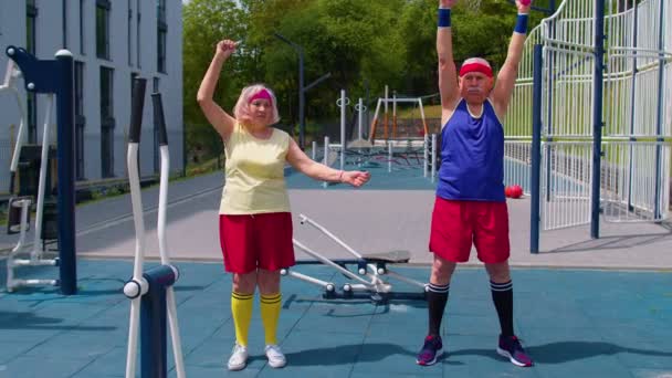 Senior homme femme faisant de l'entraînement actif étirement des muscles cardio fitness exercice sur aire de jeux — Video