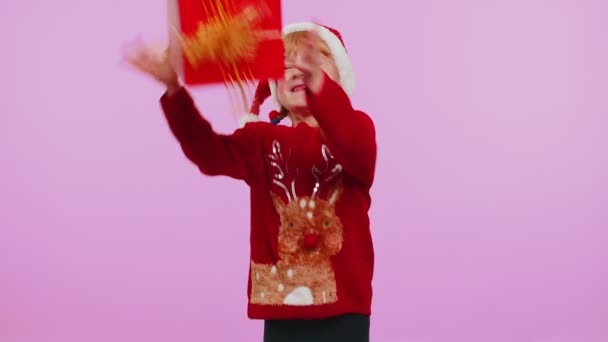 Wesoła dziewczyna w swetrze Santa Christmas coraz prezent pudełko, wyrażając zdumienie szczęście — Wideo stockowe