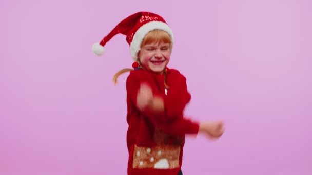 Vidám lány gyerek pulóverben Karácsonyi Mikulás kiabálás, ünneplő siker, győzelem, cél elérők — Stock videók