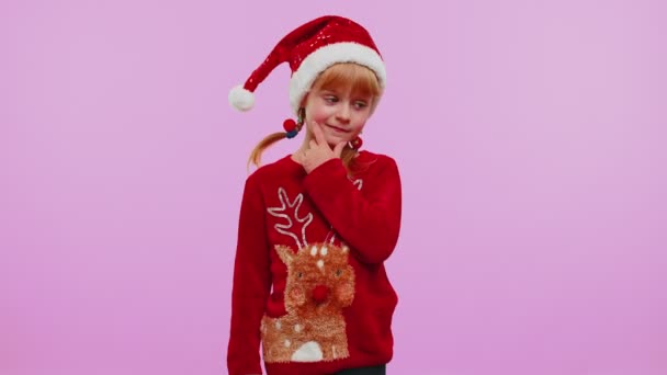 Menina animado em camisola de Natal fazer gesto levanta o dedo veio com plano criativo boa ideia — Vídeo de Stock