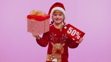 Noel şapkalı kız çocuğu hediye kutusu ve% 50 indirimli yazılar gösteriyor.