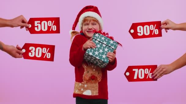 Bambino bambina bambino in possesso di scatole regalo e ricevere sconti natalizi iscrizioni banner testi — Video Stock